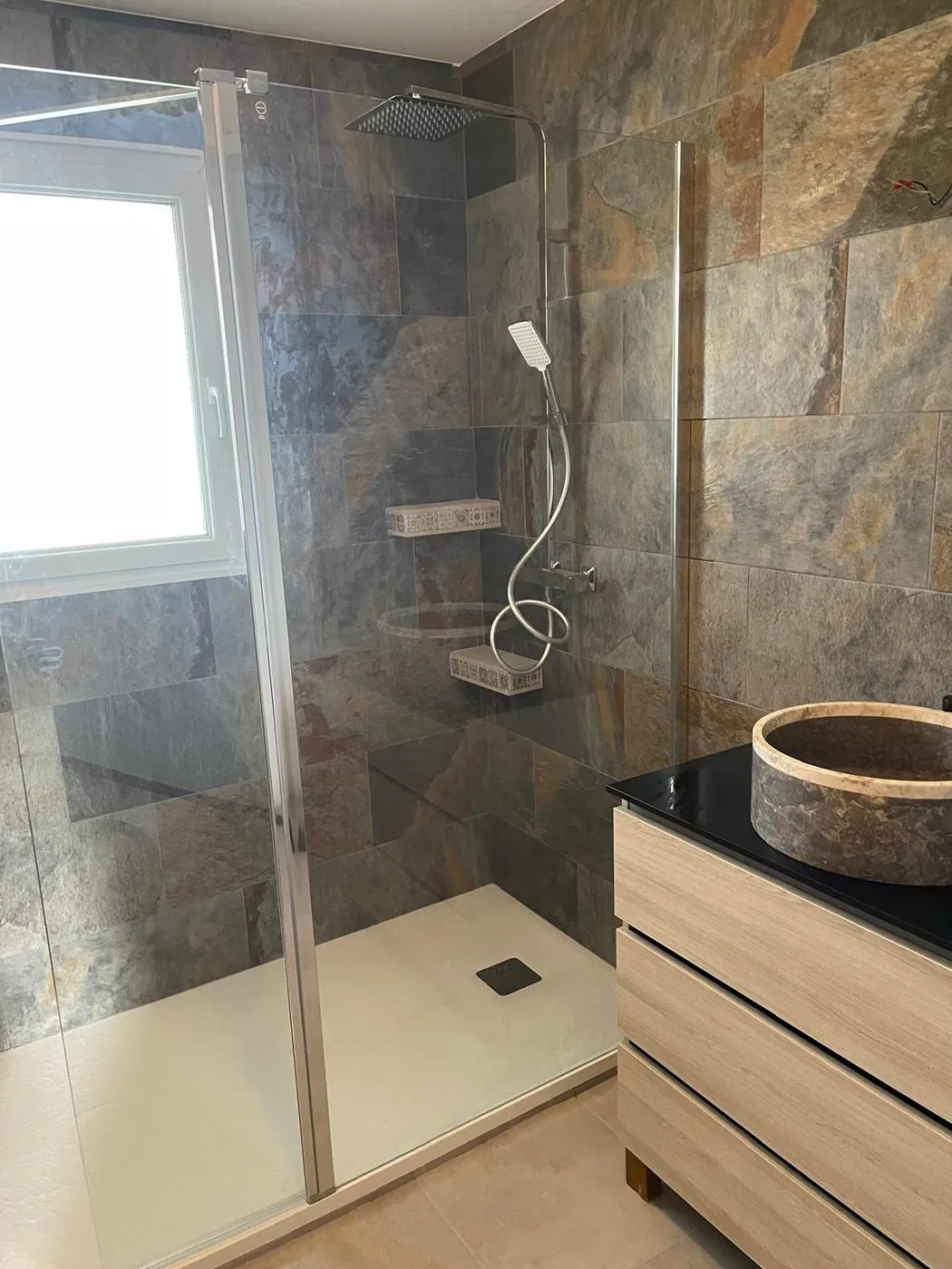 Après travaux — Douche à l'italienne en grès cérame effet ardoise et vasque en pierre naturelle, après dépose complète de la baignoire.