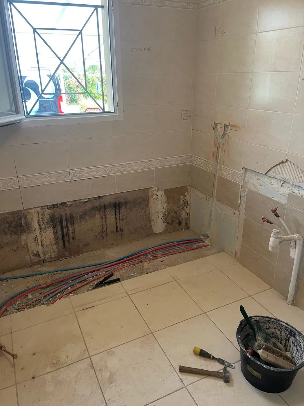 Avant travaux — Douche à l'italienne en grès cérame effet ardoise et vasque en pierre naturelle, après dépose complète de la baignoire.
