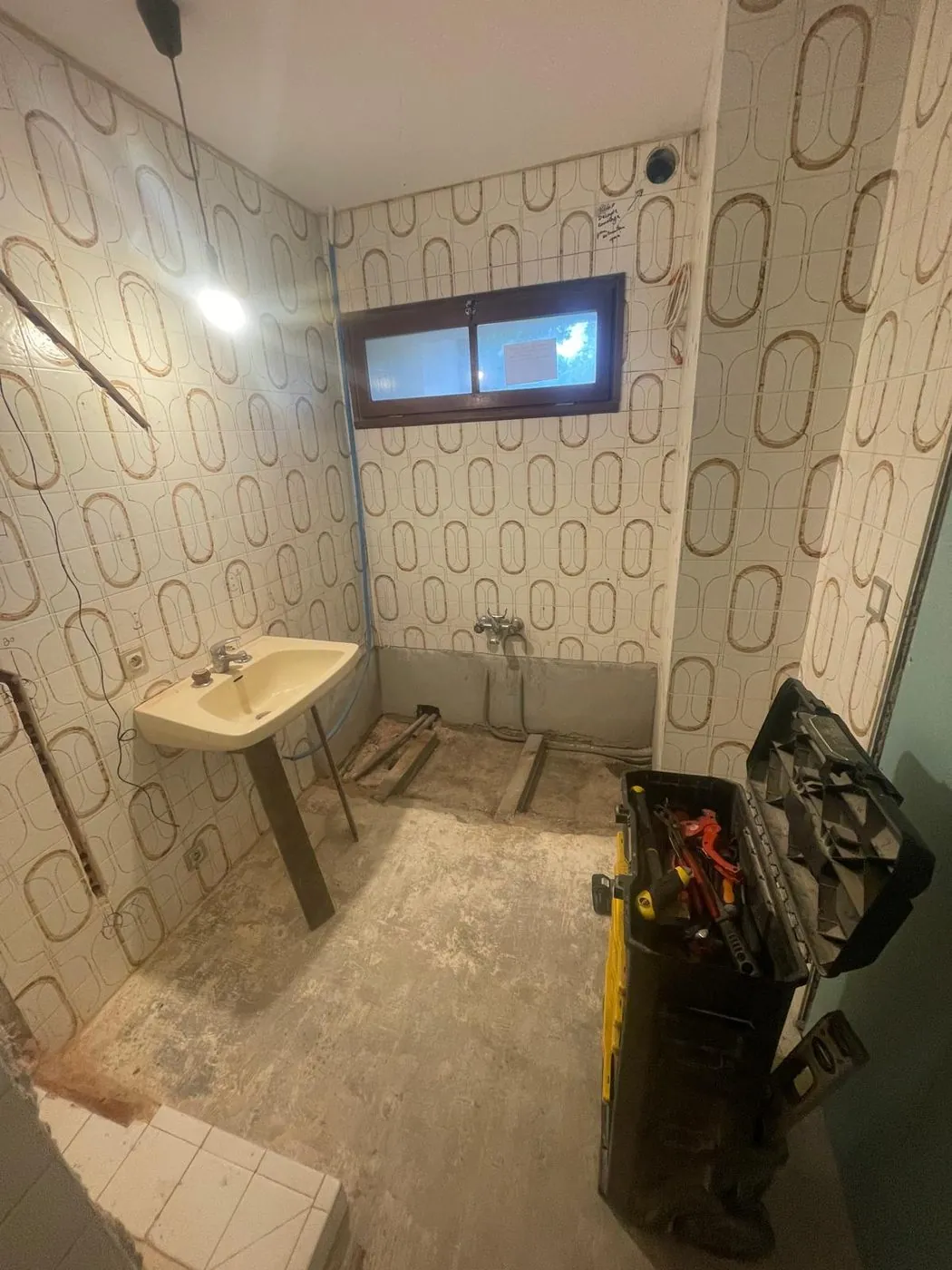 Avant travaux — Salle de bains des années 70 entièrement rénovée : douche à l'italienne effet bois, meuble vasque vert sauge.
