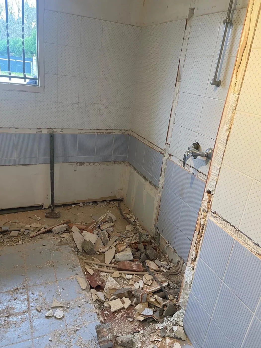 Avant travaux — Contraste noir mat et sol grès cérame effet parquet : douche à l'italienne extra-plate créée après démolition complète.