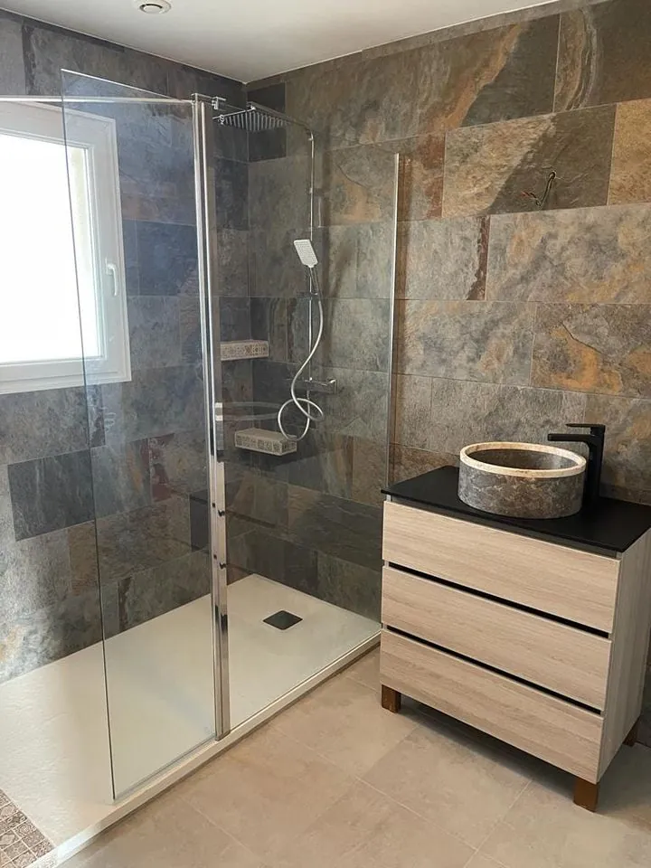 Douche à l'italienne effet ardoise et vasque en pierre naturelle