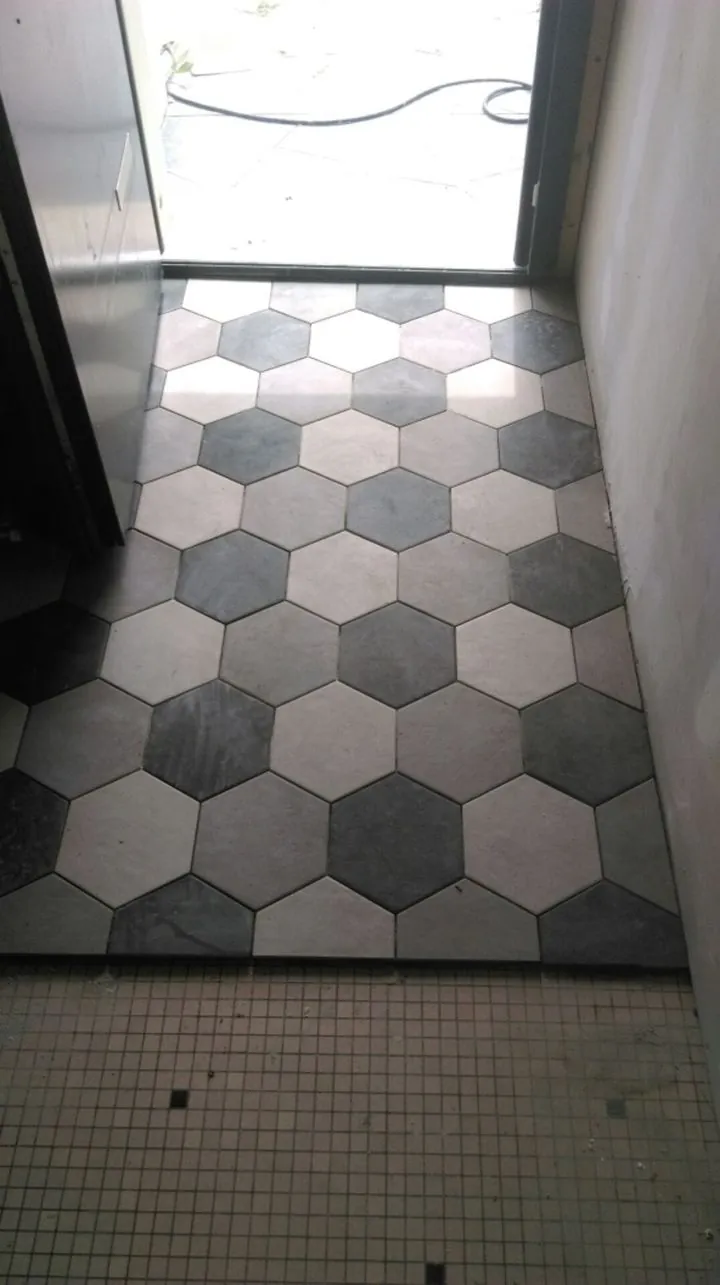 Entrée en carrelage hexagonal gris et blanc