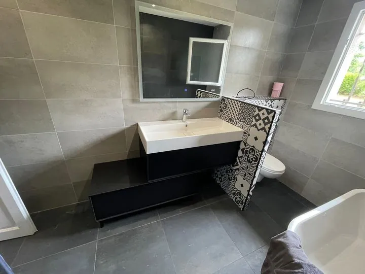 Salle de bains grès cérame gris, muret habillé de carreaux de ciment