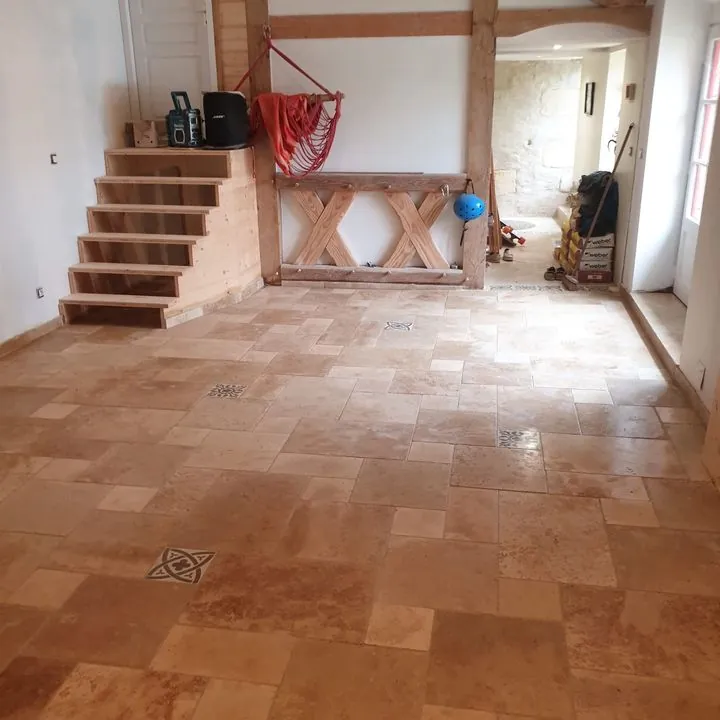Sol intérieur en travertin avec cabochons décorés, maison ancienne