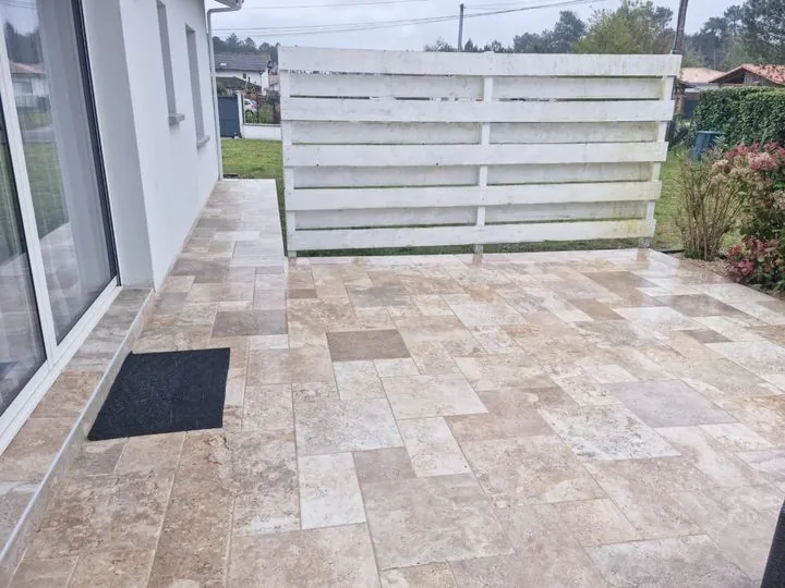 Terrasse extérieure en travertin, pose en opus à joints décalés