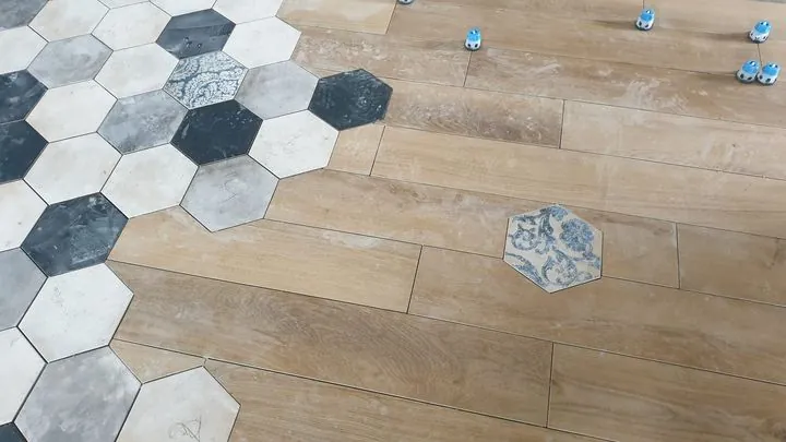 Pose en cours : transition entre hexagones et parquet céramique