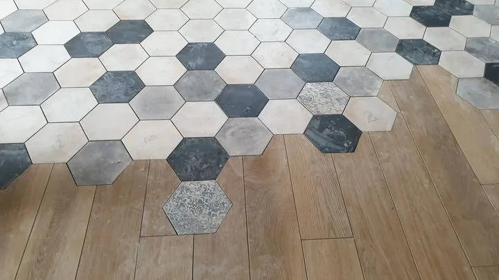 Calepinage en transition : hexagones décorés fondus dans le parquet céramique
